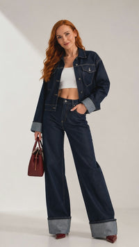 Mannequin portant l’ensemble femme Denim Élégance en jean Dark Wash, avec blouson oversize et pantalon – Gilles de Beaumont